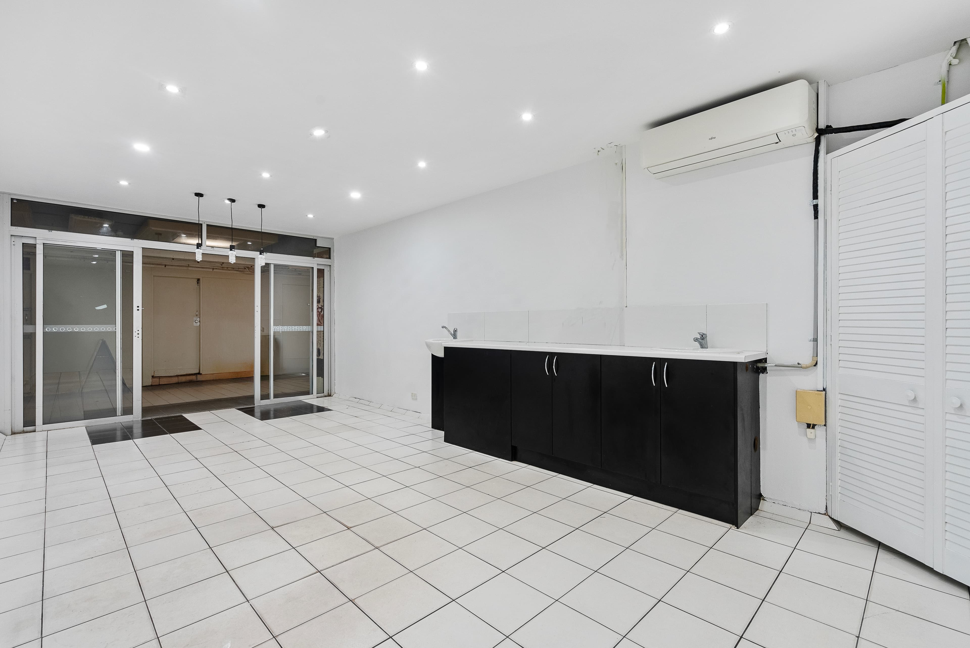 19/3131 Surfers Paradise Boulevard - Image 3